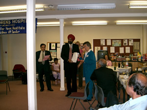 Volunteers honour awards at the hands of Consul General of India